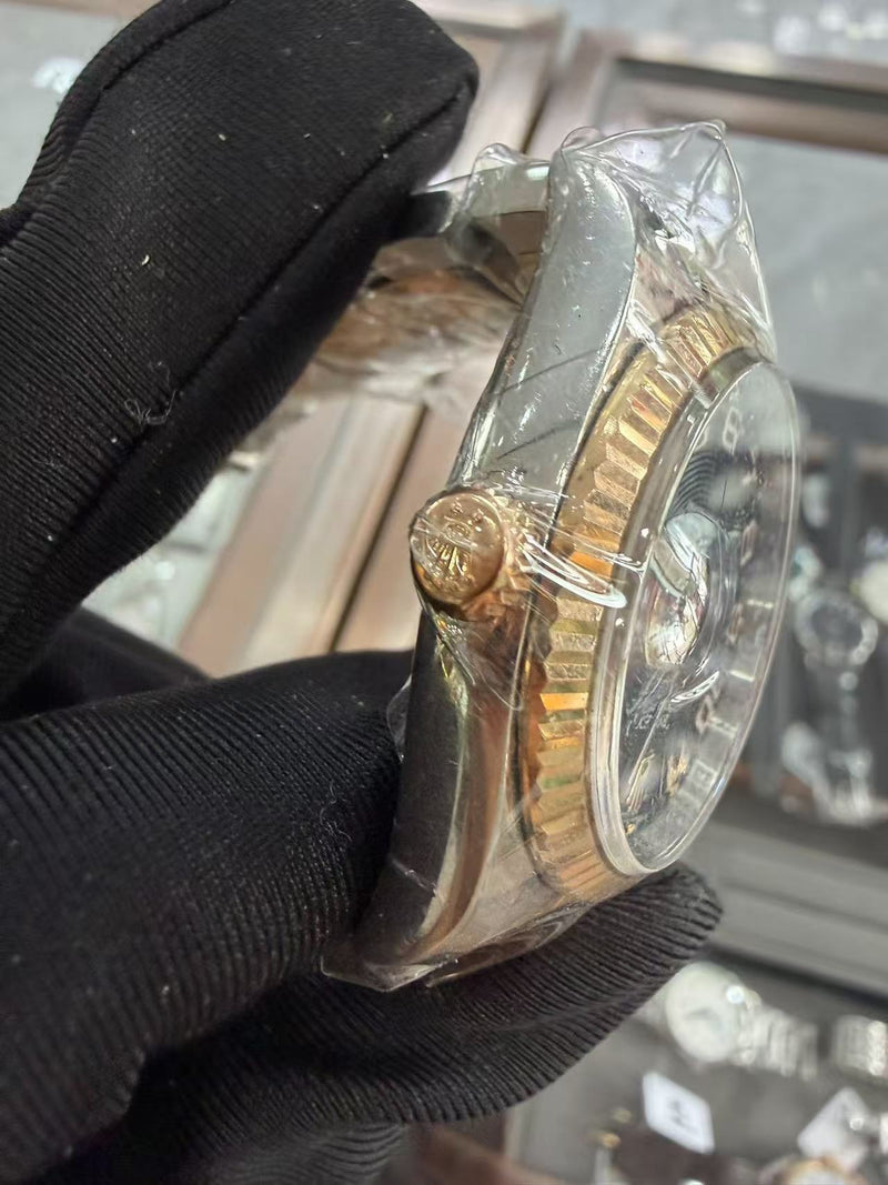 Watch with a fluted bezel — View 7