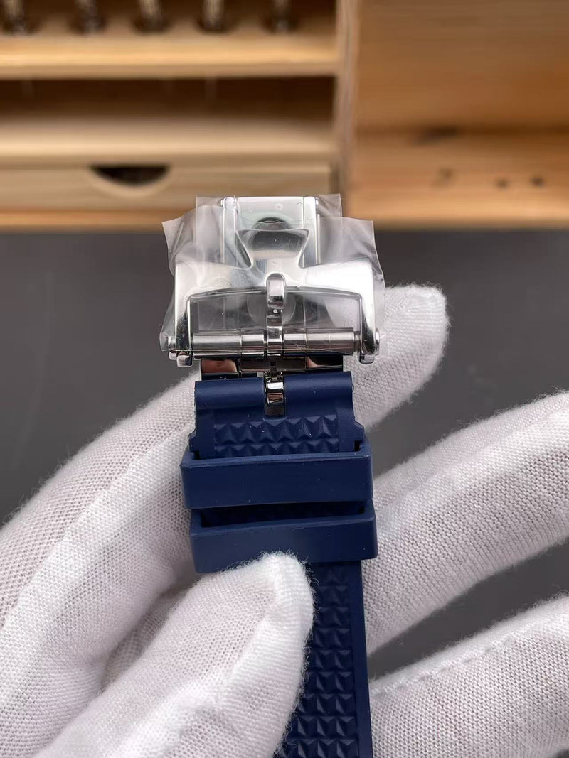 Overseas Series Watch 5500V Blue Dial — View 3