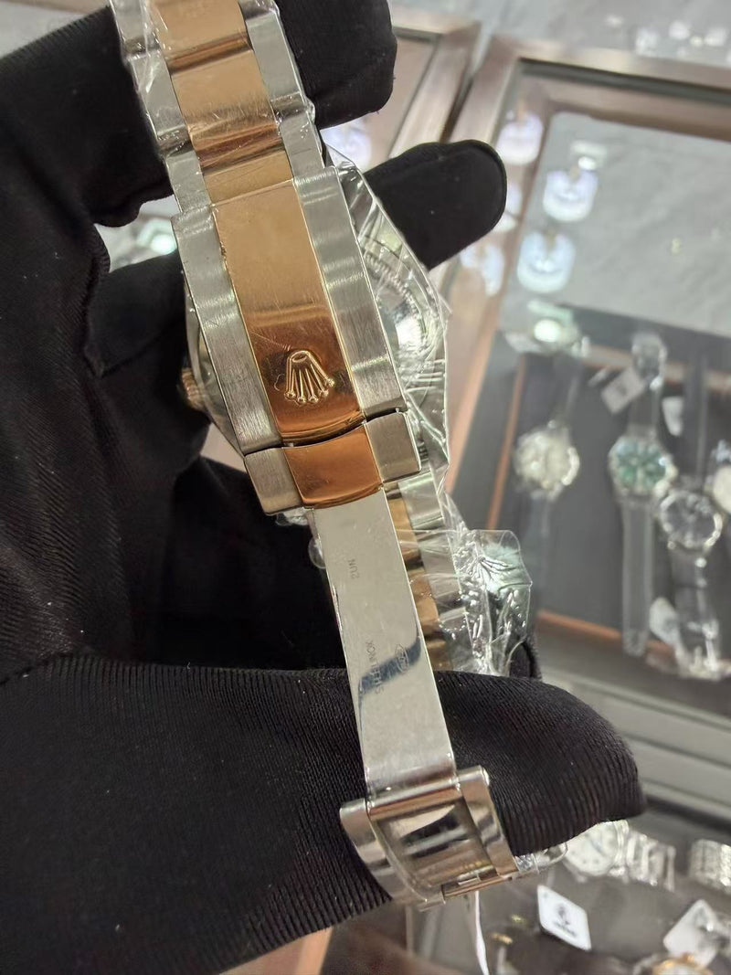 Watch with a fluted bezel — View 2
