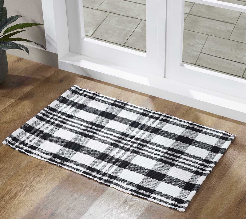 VCNY Home Black/White Plaid Indoor/Outdoor Layering Rug — View 7