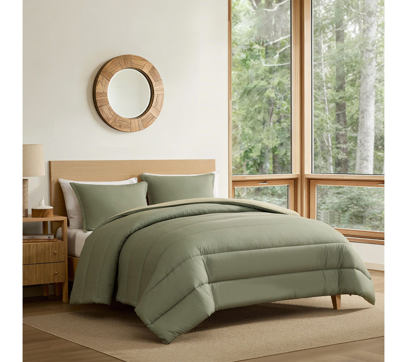 Eddie Bauer Con nor Solid Rever sible Green Que en Comforter Se — View 9