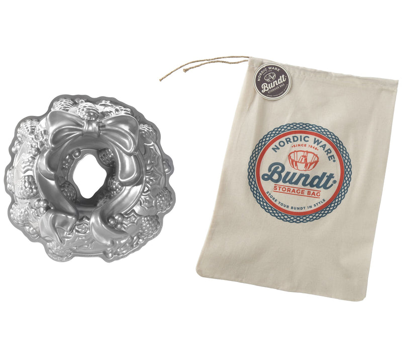 Nordic Ware Holiday Wreath Bundt Pan & Storageag Set — Main view
