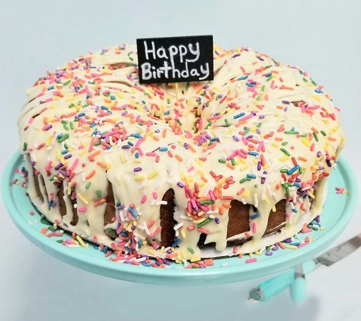 Cinnamom Bakery Cinnamon Roll Tea Ring BirthdayCake — Main view